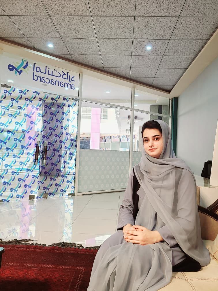 A young woman seated in an Amanacard partner office